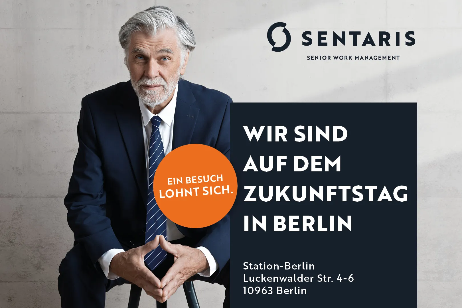 Älterer Herr im Anzug neben dem Schriftzug „Wir sind auf dem Zukunftstag in Berlin“ – Sentaris-Anzeige zum Arbeiten im Ruhestand